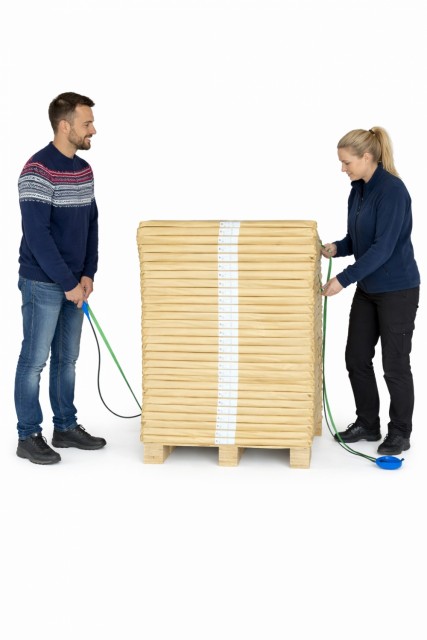 Flexipack pallebåndfører gjør det enkelt å tre PP/PET-strammebånd under pall – raskere enn uten hjelpemiddel.