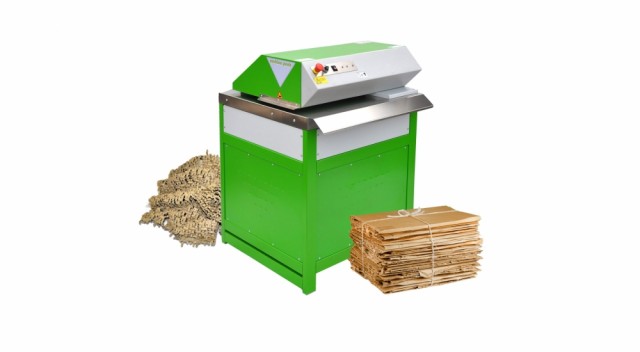 Støtdempende materiale laget av brukte kartonger og esker